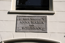 903428 Afbeelding van de gedenksteen Hier woonde Anna Maria van Schurman (de eerste vrouwelijke student aan een ...
